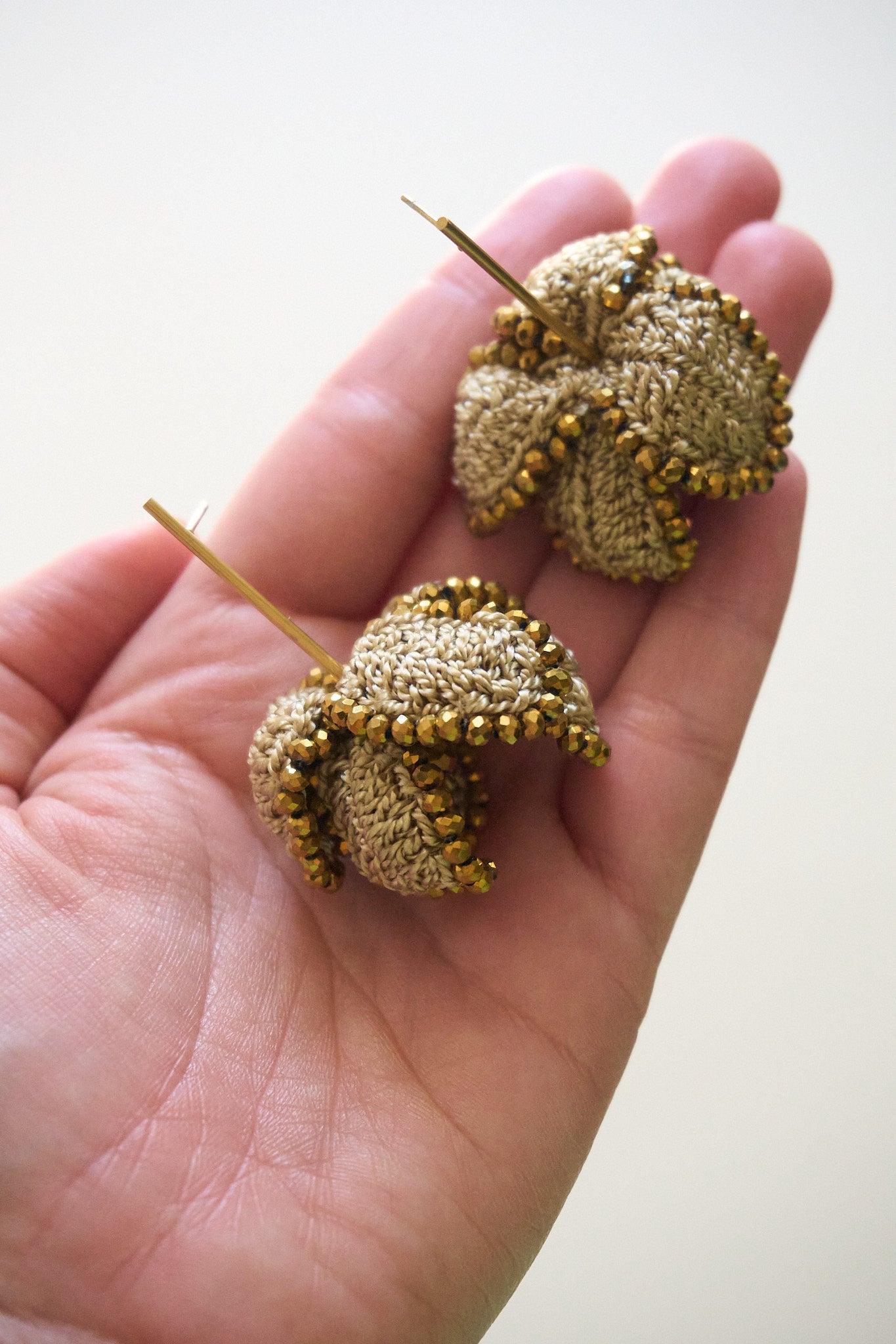 AROS FLOR CAIDA CROCHET/ DORADO